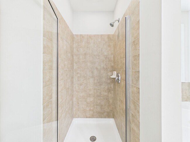 Building Photo - Charming 5-Bedroom 2.5 Bathroom Home locat...