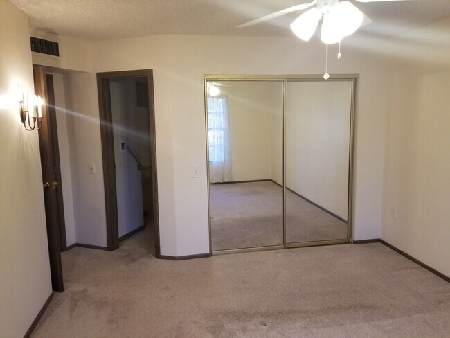 Building Photo - Spacious 2 bedroom 2 bath Condo