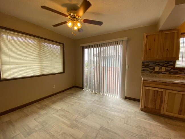 Building Photo - Charming 2 Bedroom Duplex with Attached Garage!
