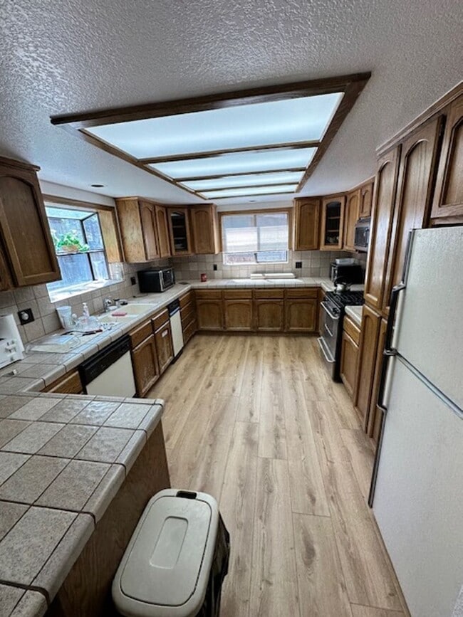 Building Photo - Great 4BD home for $4000.00 available on 4/19/26 for a seasonal lease!! Call today!!