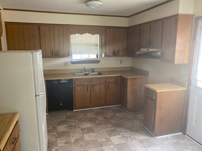 Building Photo - 2105 Vail Dr