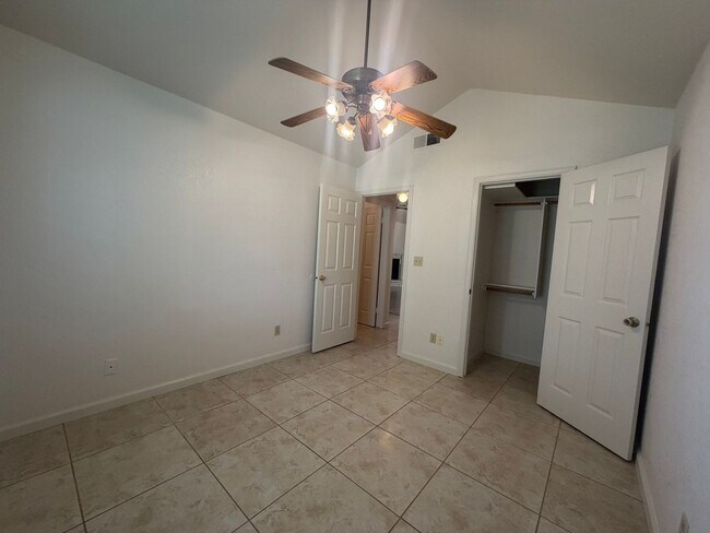Building Photo - Single story near freeway access and major shopping!