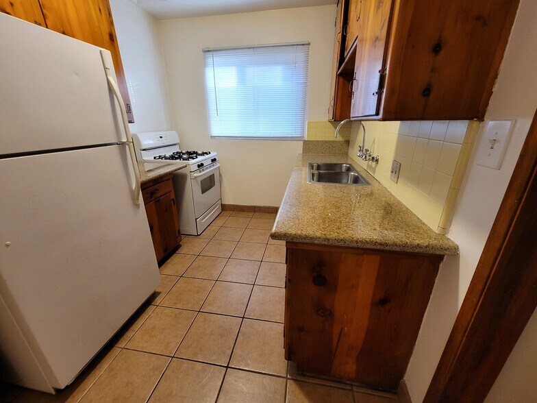 Building Photo - 2360 Walgrove Ave