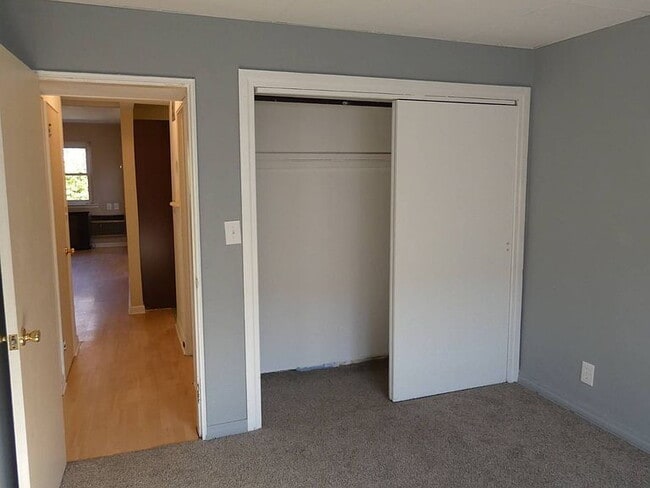 Building Photo - "Spacious 3-Bedroom Gem with Granite Accen...