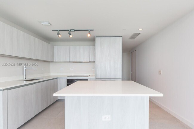 Building Photo - 3131 NE 7th Ave