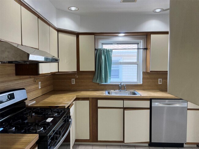 Building Photo - 146-44 25th Dr