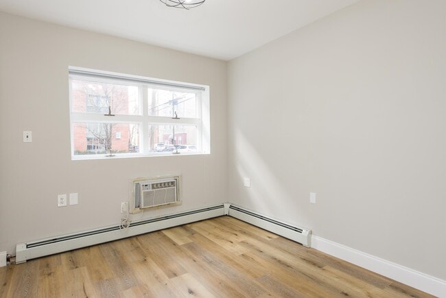 Building Photo - 533 Madison St