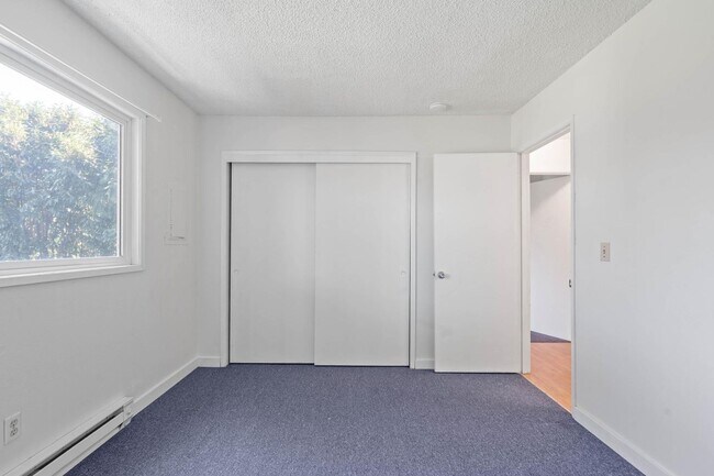 Building Photo - $500 off! Updated, upstairs 2-bdrm/1-bath triplex apt—On-site w/d, off-street parking, near downt...