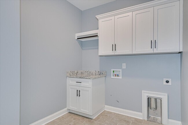 Building Photo - 3067 Rosewood Dr