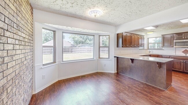 Building Photo - 4004 S Maple Ave