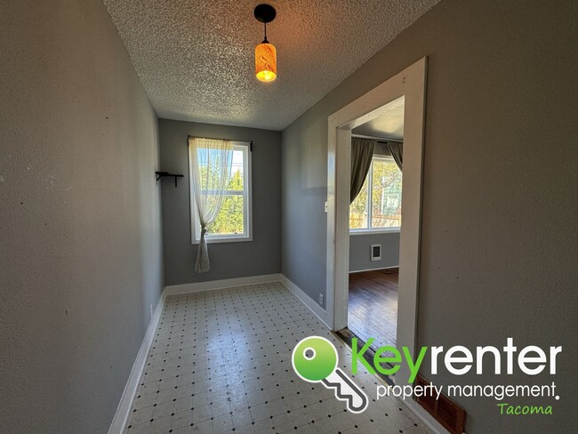 Building Photo - 3Bed/1Bath with office/bonus room House in...