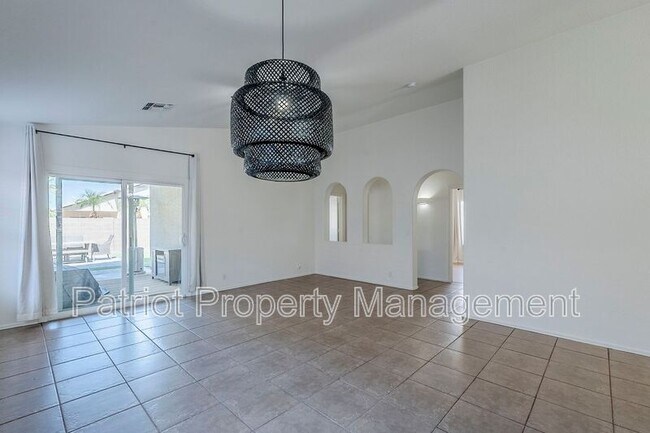 Building Photo - 2530 E Camellia Dr