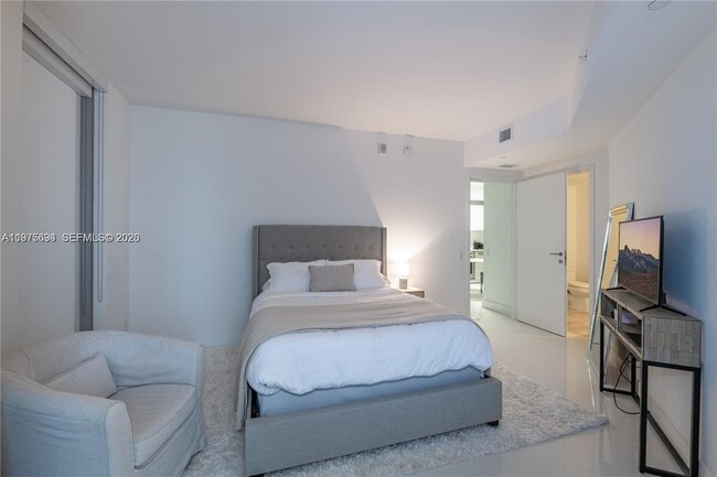 Building Photo - 1300 Brickell Bay Dr