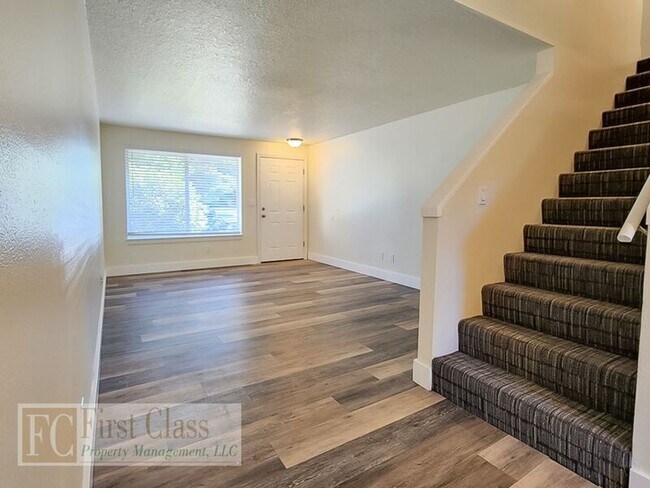 Building Photo - 3022 SE 38th Ct