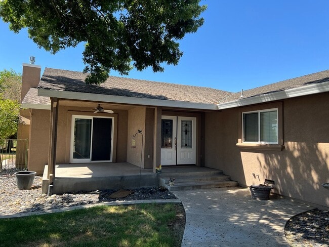 Building Photo - Stunning Country property in Oakdale!