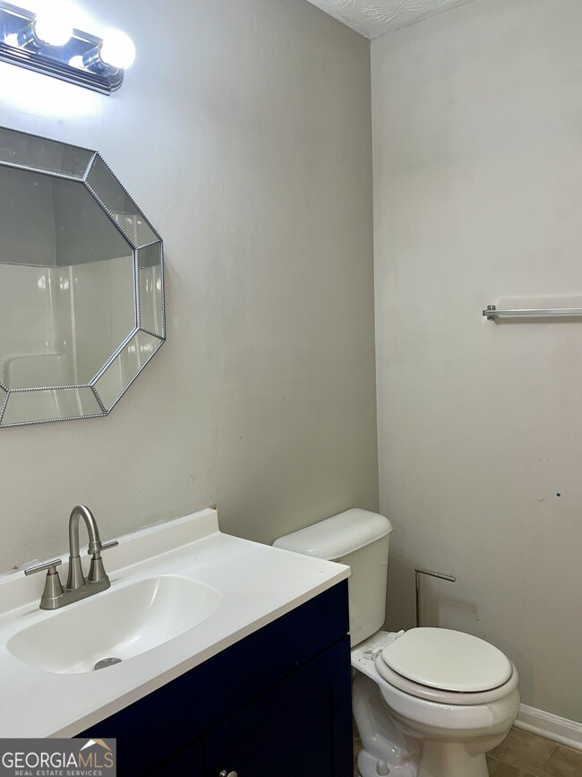Building Photo - 945 Silverwood Dr