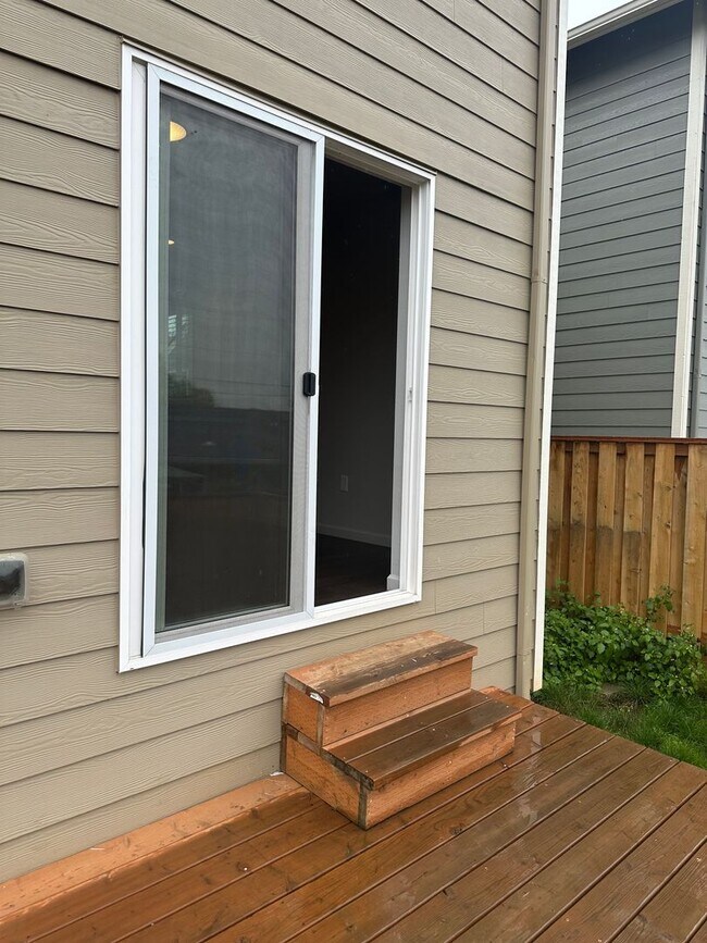 Building Photo - Available now! 3 bedroom ~ 2.5 Bathroom stylish home in Adair Village!