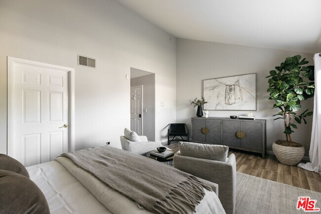Building Photo - 14025 Riverside Dr