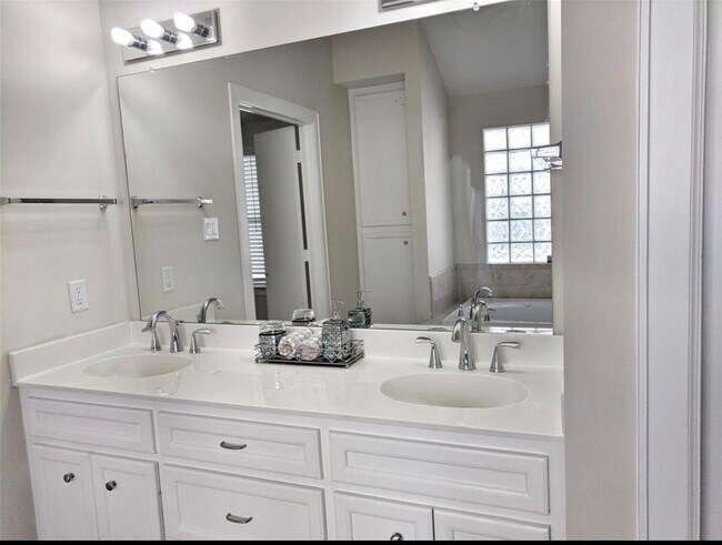 Building Photo - 3730 Main Poplar Dr