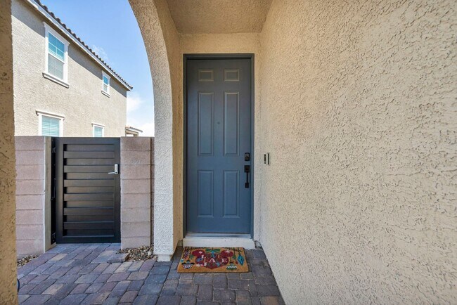Building Photo - Spacious 5-Bedroom Home with Loft, Pool & Mountain Views