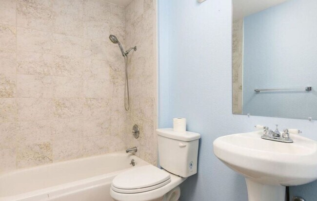 Building Photo - Spacious and Comfortable Condo -  A/C - Central Location - Great Amenities - Natural Light