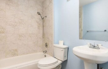 Building Photo - Spacious and Comfortable Condo -  A/C - Central Location - Great Amenities - Natural Light