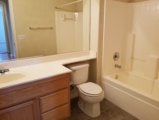 Building Photo - VERY CUTE 3BD/2BTH SINGLE FAMILY IN NORTH LINCOLN