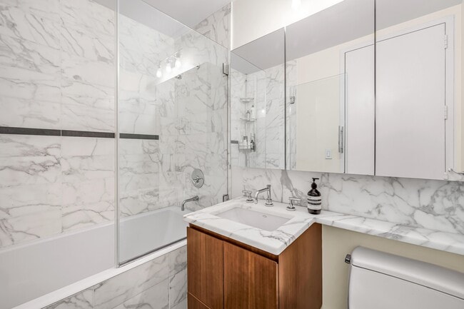 Building Photo - 505 Greenwich St