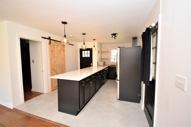Building Photo - 1009 N Hills Dr