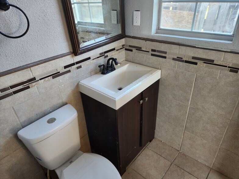 Building Photo - 407 W Mable St