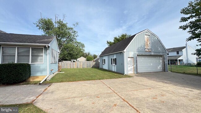Building Photo - 815 W Wood Ave