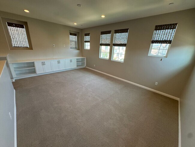 Building Photo - Charming 3-bedroom 2.5 bath nestled inside...