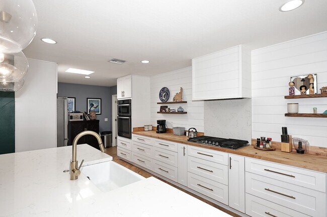 Building Photo - 3413 N 16th Dr