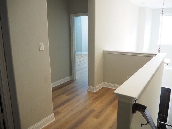 Building Photo - 3 Bed - 2.5 Bath Townhome on River Walk in...