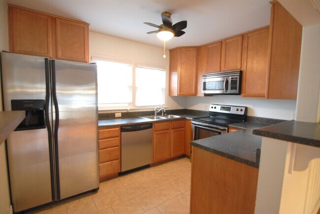 Building Photo - Mid-century style 3 bedroom 2 bath brick r...