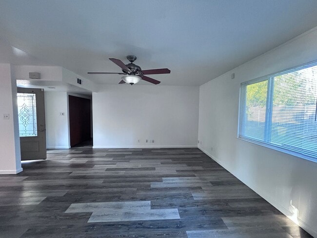 Building Photo - Three Bedroom Two Bathroom Home