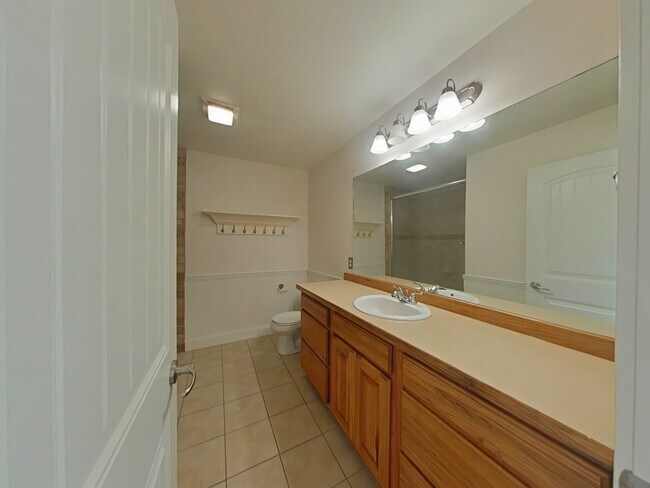 Building Photo - Beautiful 3 bedroom, 2 1/2 bathroom, townhouse with attached garage!