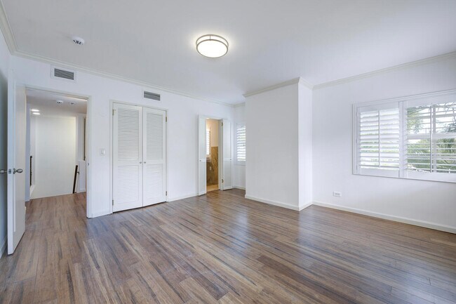 Building Photo - 336 Marlborough Pl