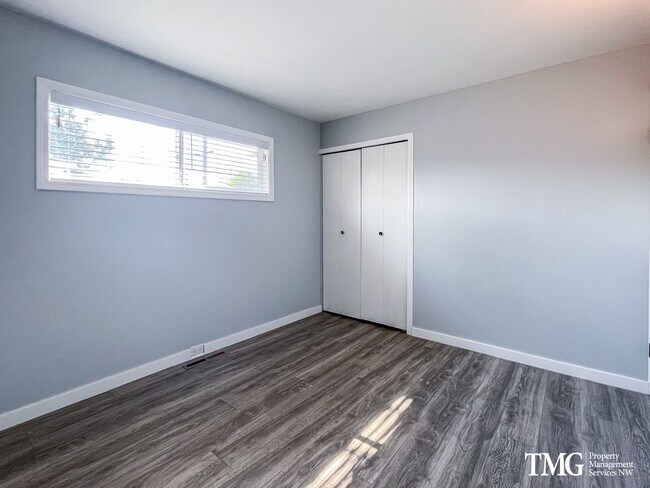 Building Photo - Remodeled Rambler for Rent! New Floors, New Bathroom, Fully Fenced Yard, Pets Welcome!