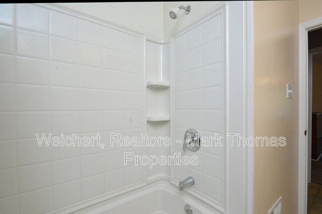 Building Photo - 721 Peyton Ave