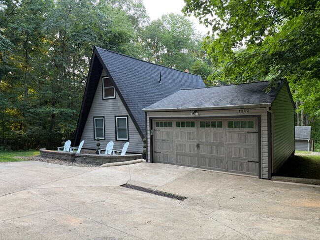 Building Photo - 1252 Apple Valley Dr