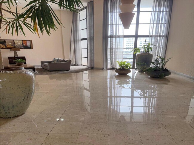 Building Photo - 400 Leslie Dr