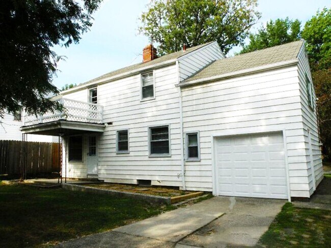 Building Photo - 4 Bedroom - 1.5 Bath Colonial available fo...