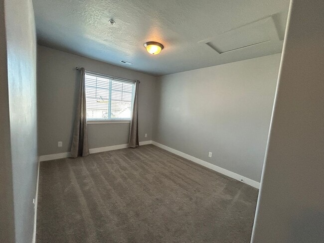 Building Photo - 3  Bedroom 2 Bathroom Condo in Springville!