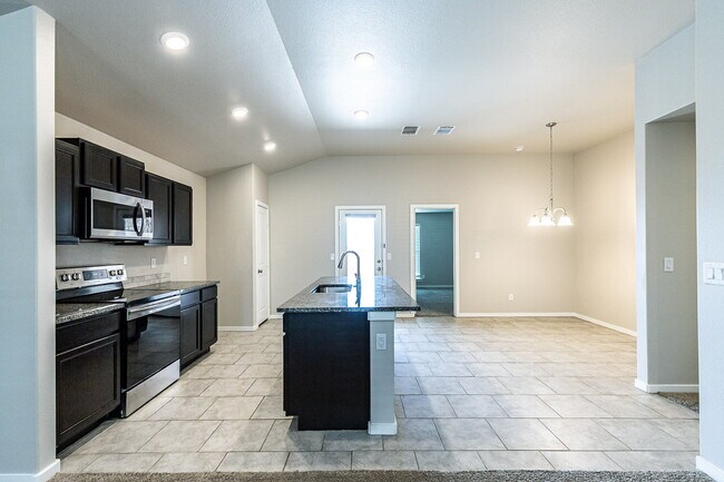 Building Photo - Newer 3/2/2 Home in Bell Farms!