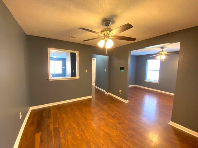 Building Photo - 4858 Royal Run Dr