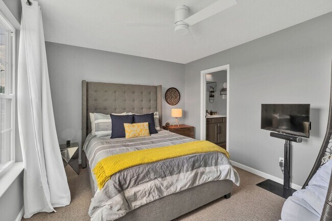 Building Photo - Great End-Unit Townhome with upgrades galore!