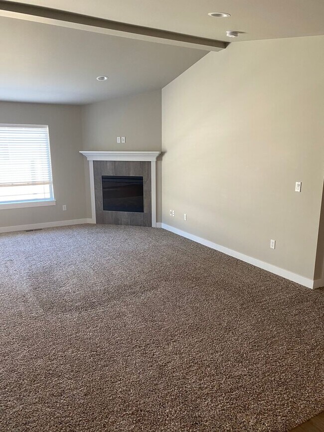 Building Photo - Beautiful 3 bed/2 bath home