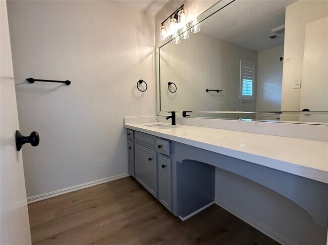 Building Photo - 15626 Canterbury Forest Dr