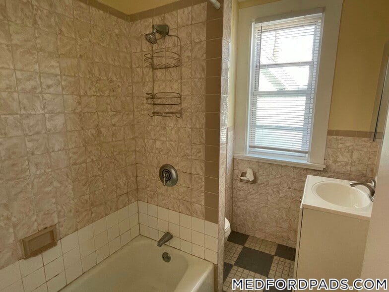 Building Photo - 8 Bennett St